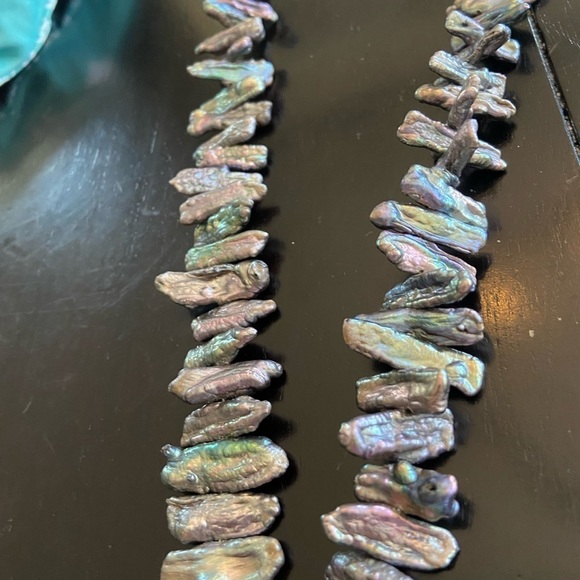 Iridescent and pendant necklace - Picture 3 of 5